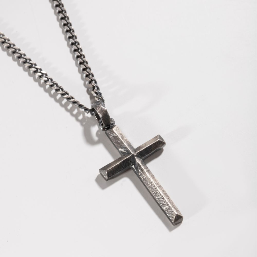 Oxidized silver cross necklace men, featuring a 925 sterling silver cross pendant and black oxidized finish on a 60 cm curb chain.