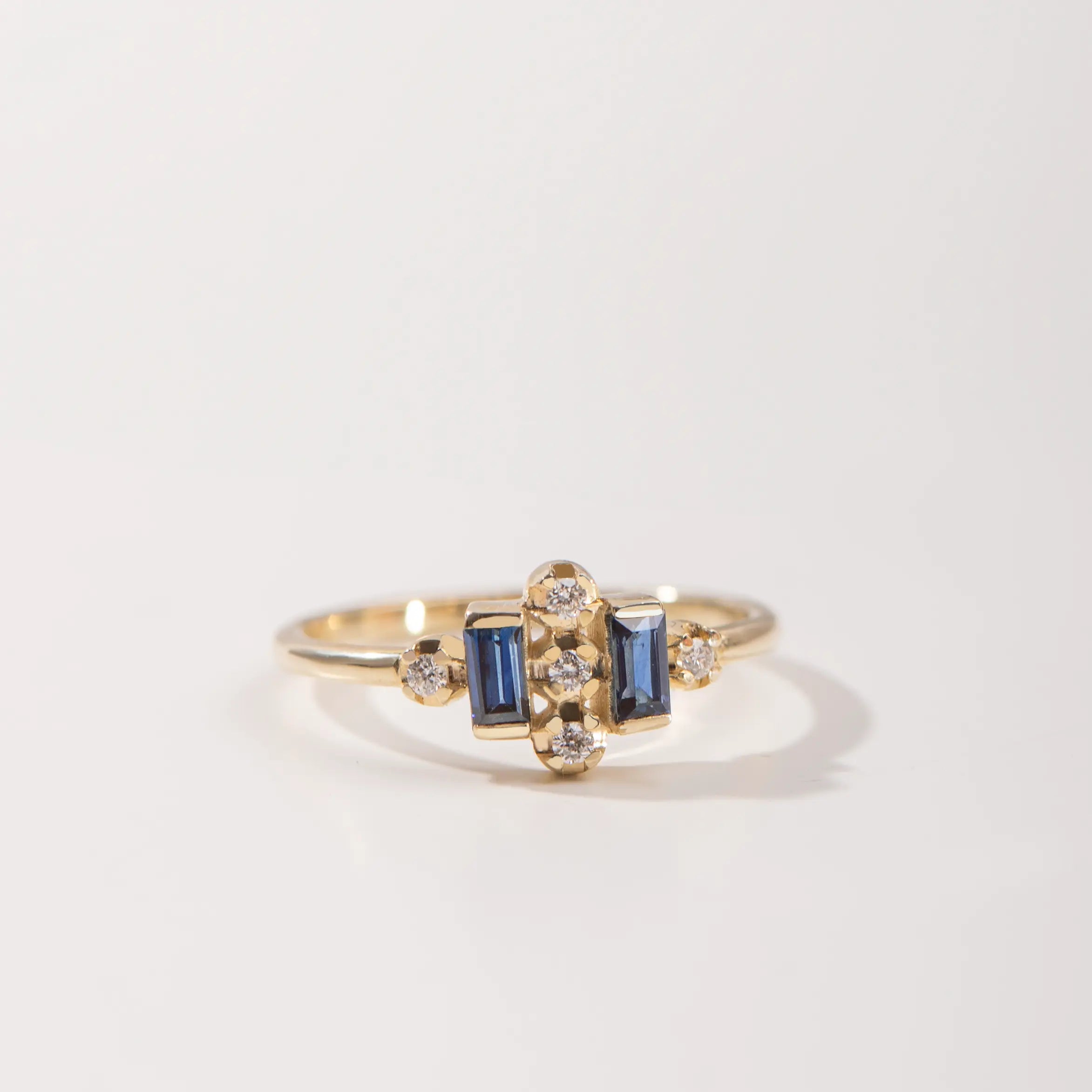14K Gold Ring with Blue Sapphires and Diamond Baguette in Art Deco Design