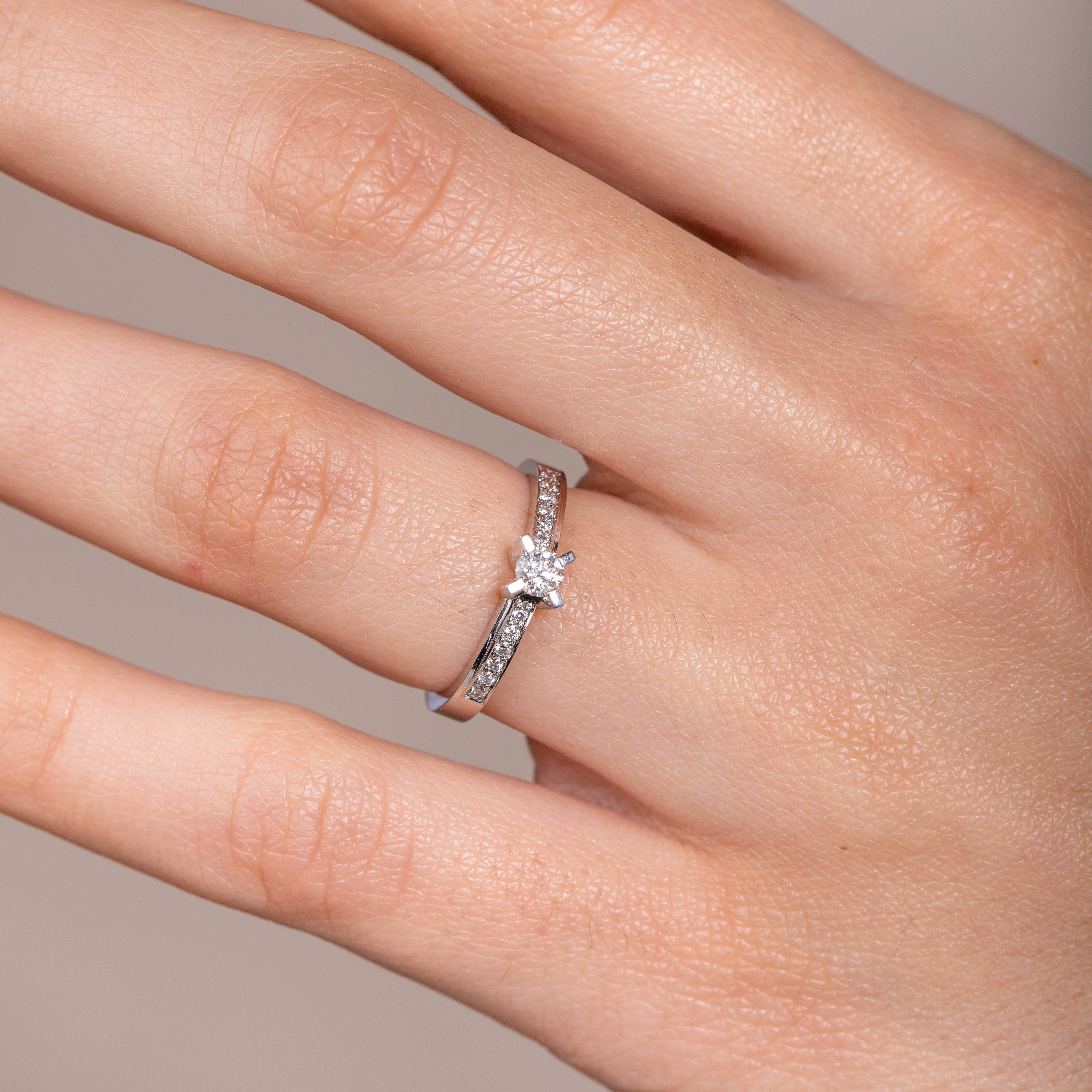 18K White Gold Engagement Diamond Ring
